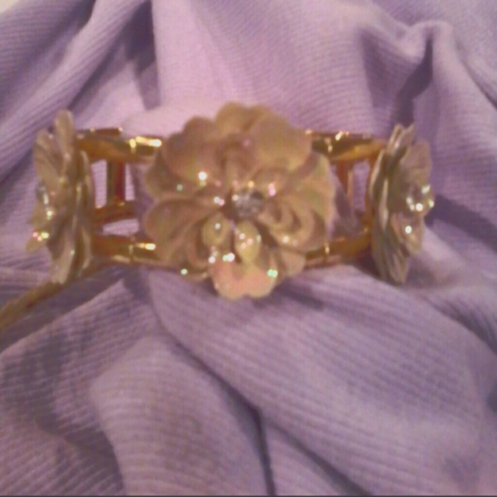 NWT pastel floral bracelet